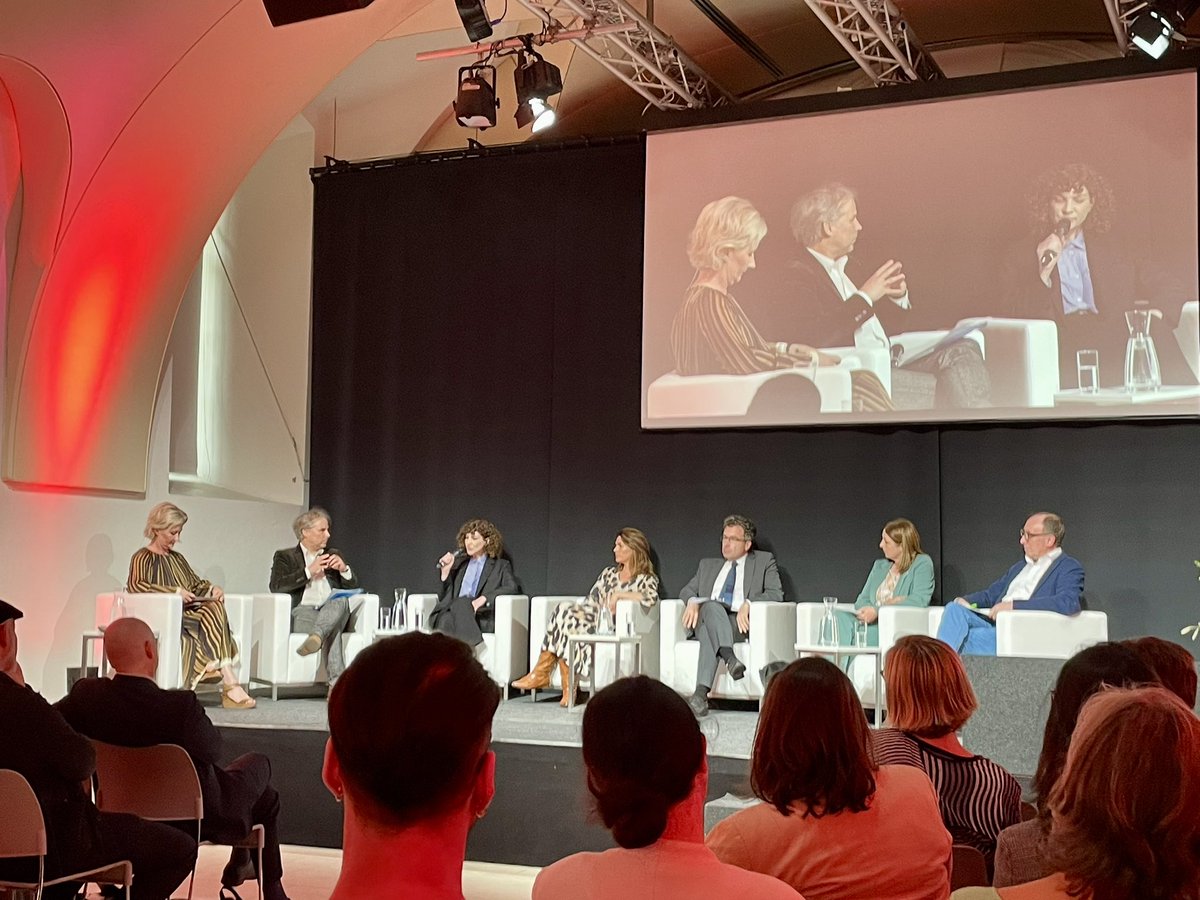 Die Präsentation des Sozialberichts endet mit einem hervorragenden Panel über die politischen Implikationen des Berichts mit <a href="/laurawies/">Laura Wiesböck</a> @barbarablaha <a href="/martinschenk/">Martin Schenk</a> <a href="/JohannesKopf/">Johannes Kopf</a> <a href="/NoraToedtling/">Nora Tödtling-Musenbichler</a> und <a href="/johannes_rauch/">Johannes Rauch</a>, fein moderiert von <a href="/barbaratoth/">Barbara Tóth</a>