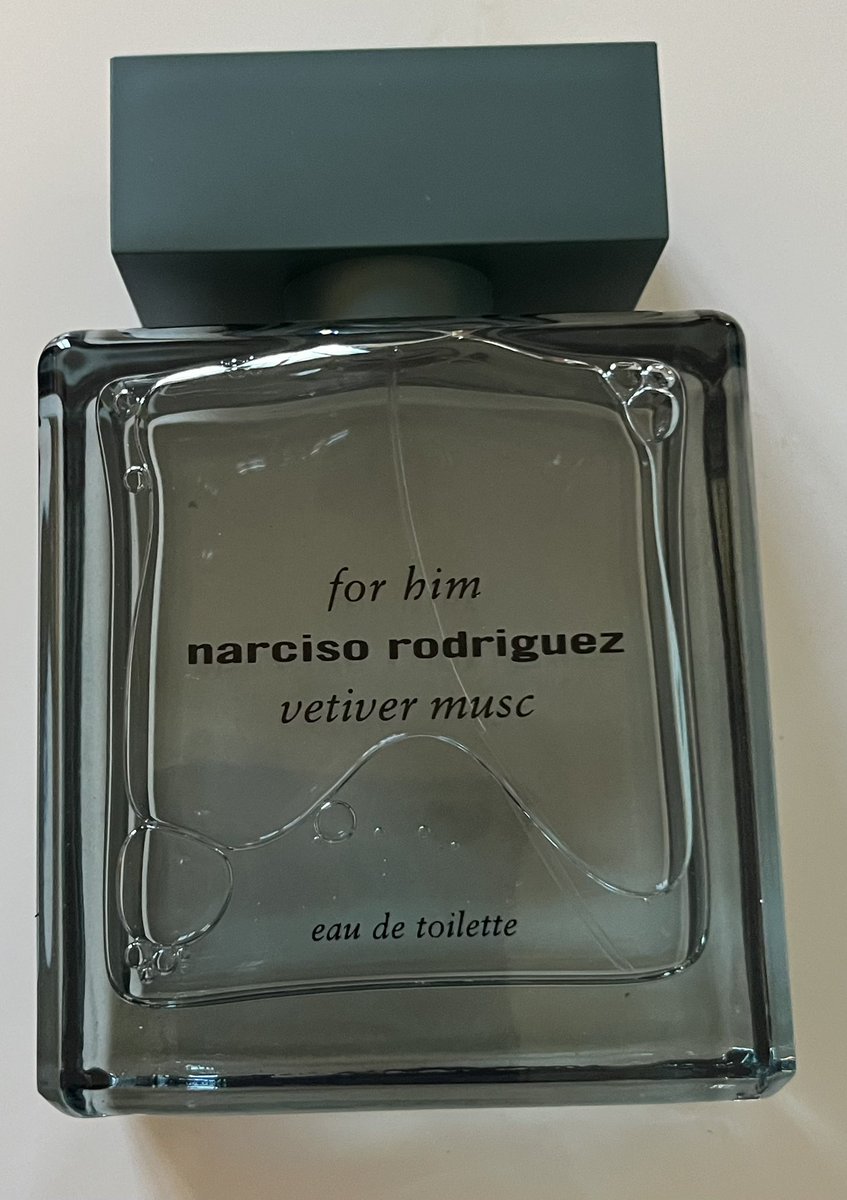 Une eau de toilette qui plaira aux hommes! 
#eaudetoilette #forhim #Narcisorodriguez #vetiver #musc #vegan #homme #boisée
#noixdemuscade #épicée #cyprès #cardamome #sensuel #fraicheur #florales #geraniumbourbon #alguesrouges #boisdecèdres #patchouli #nature #minéral
#tryit