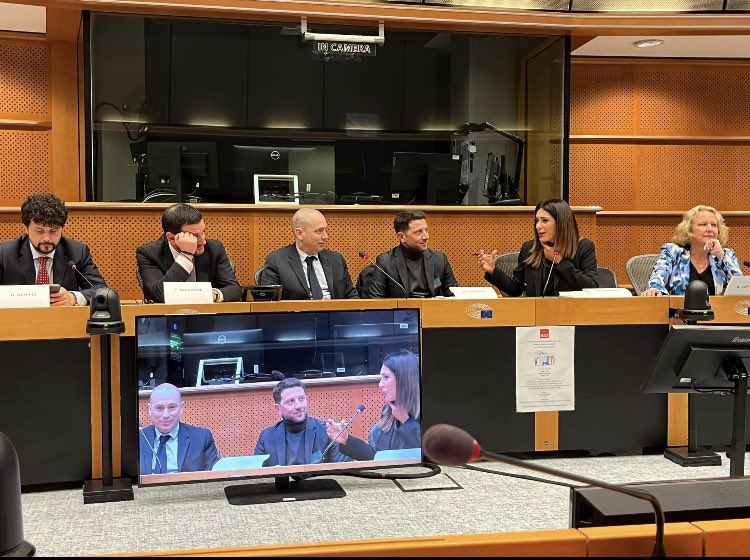 Great honour to present my research on #NGO Accountability at @EUparliament with @brandobenifei (Leader of the PD delegation, EU Parl), @pinapic (Vice-president of EU Parl), @toniricciardi (Vice-president PD group, Ita Chamber of Deputies) @BeatriceCovassi (MEP, Vice-chair CONT)