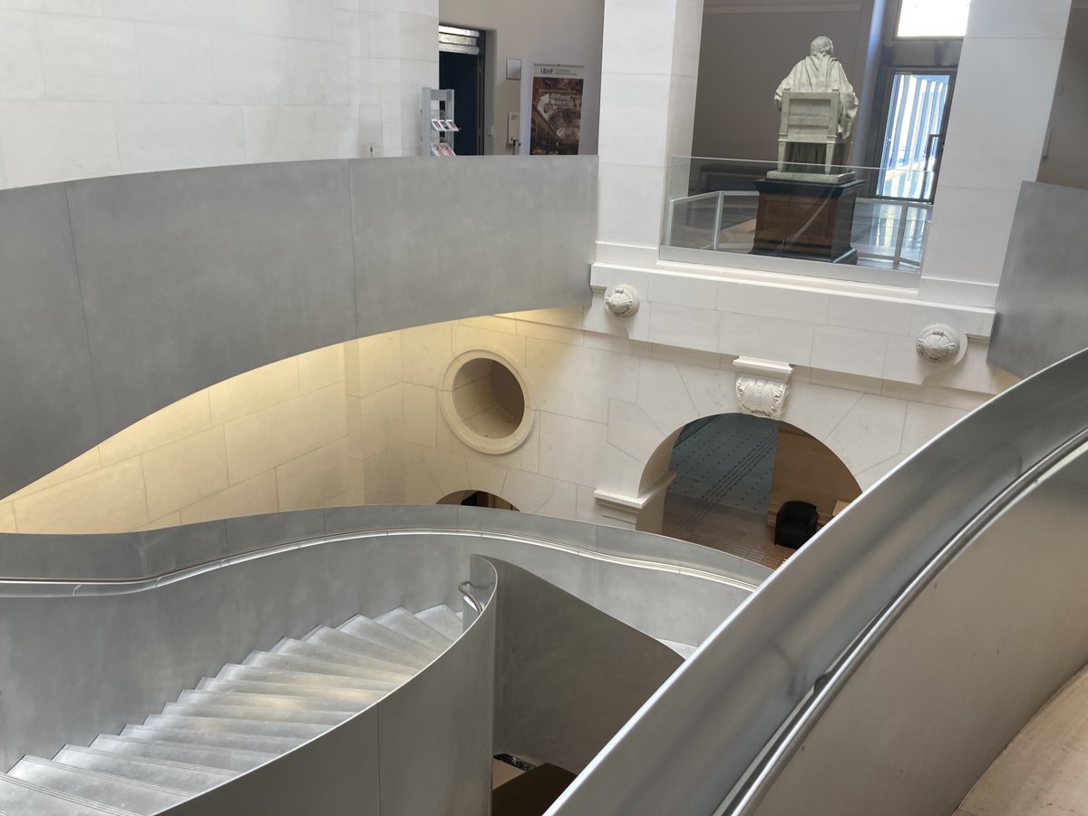 1er passage à <a href="/laBnF/">La Bibliothèque nationale de France</a> Richelieu depuis la destruction de l'escalier d'honneur classé Monument historique. Je découvre qu'il est très avantageusement remplacé par un escalier Tefal 100% inox antiadhésif, compatible induction/gaz/vitrocéramique et lavable en machine