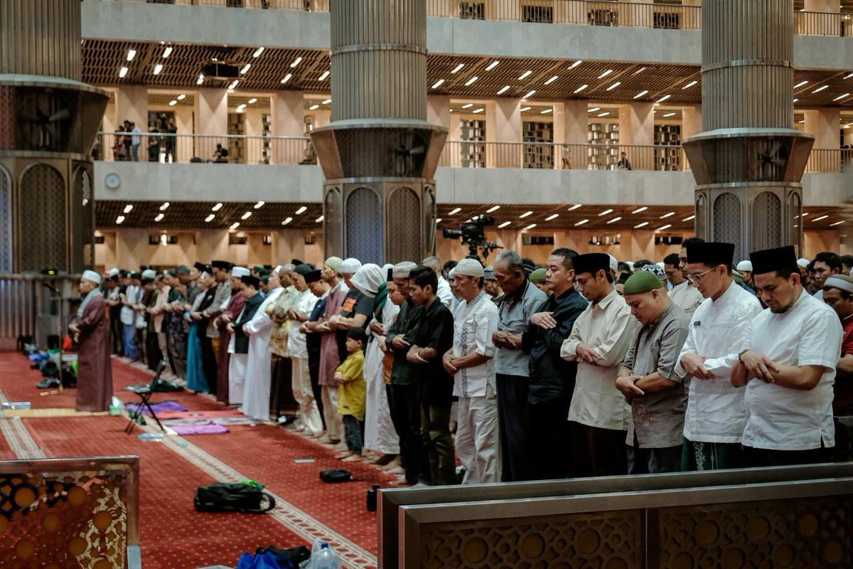 Allahu akbar, Allahu akbar, Allahu akbar. La ilaha illallahu wallahu akbar. Allahu akbar wa lillahil hamdu. Takbir berkumandang di penjuru Masjid Istiqlal. Jemaah berdatangan mengikuti kegiatan “Gema Takbir Akbar Nasional” yang digelar di Masjid Istiqlal, Jakarta. Dengan penuh…