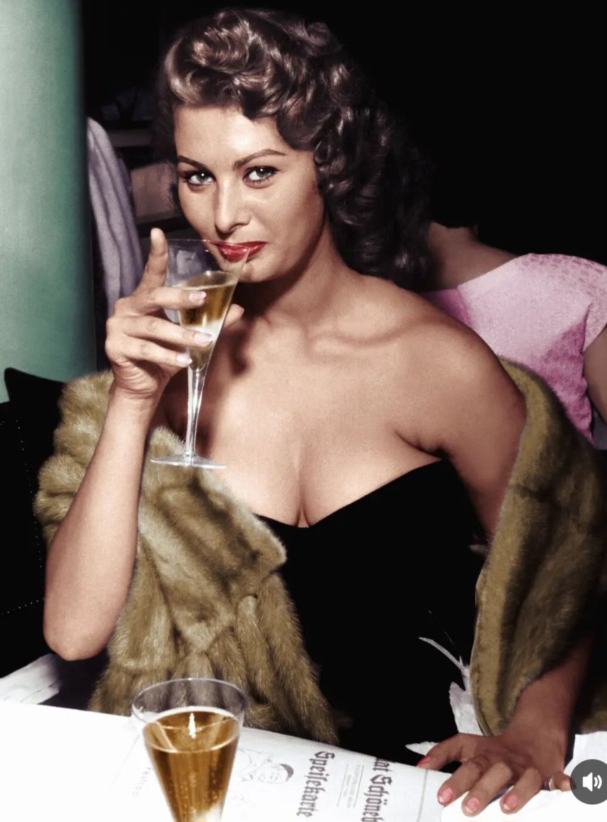 Sophia Loren sipping on some bubbly? I'll drink to that.