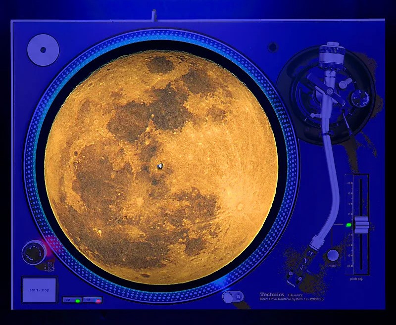 🌞🌛 Happy Turntable Tuesday! Did everyone enjoy the eclipse? Anyone have great photos to share?? #turntabletuesday #lptunes