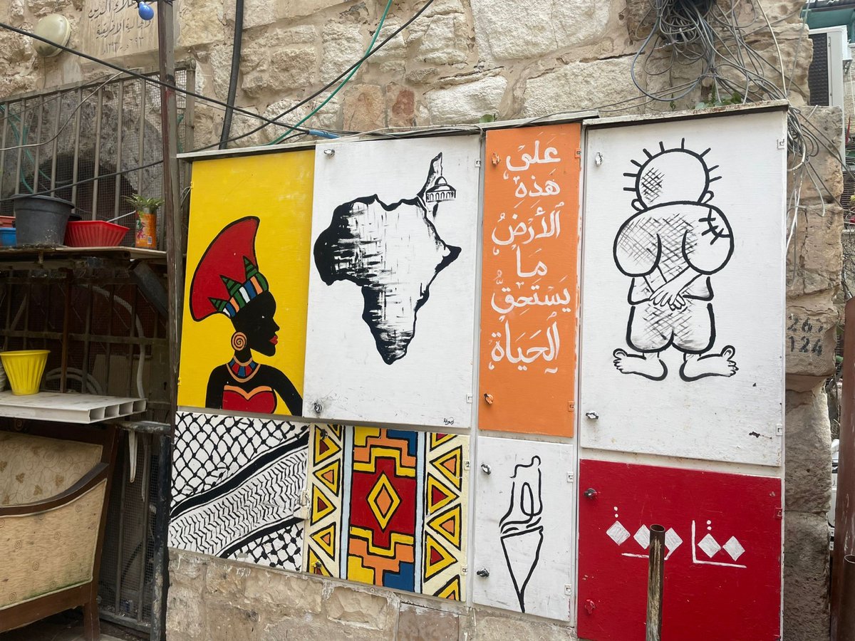 🧵If you walk through the cobbled alleys of occupied East Jerusalem's Muslim quarter, you will come across a community of Afro-Palestinians whose recent history is closely linked to al-Aqsa Mosque - the third holiest site in Islam.