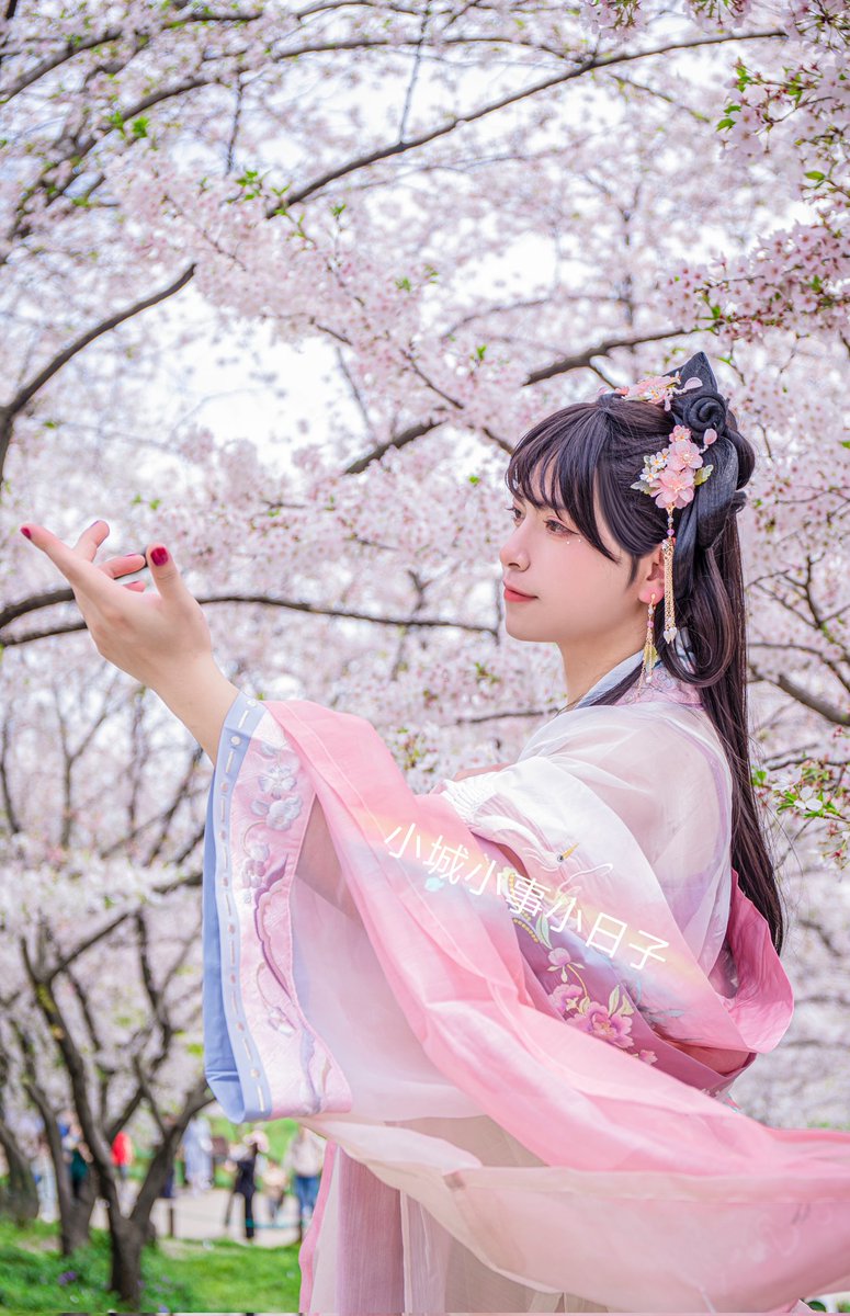 春天到了，樱花开了，出去走走…… 
＃汉服 ＃伪娘 ＃反差