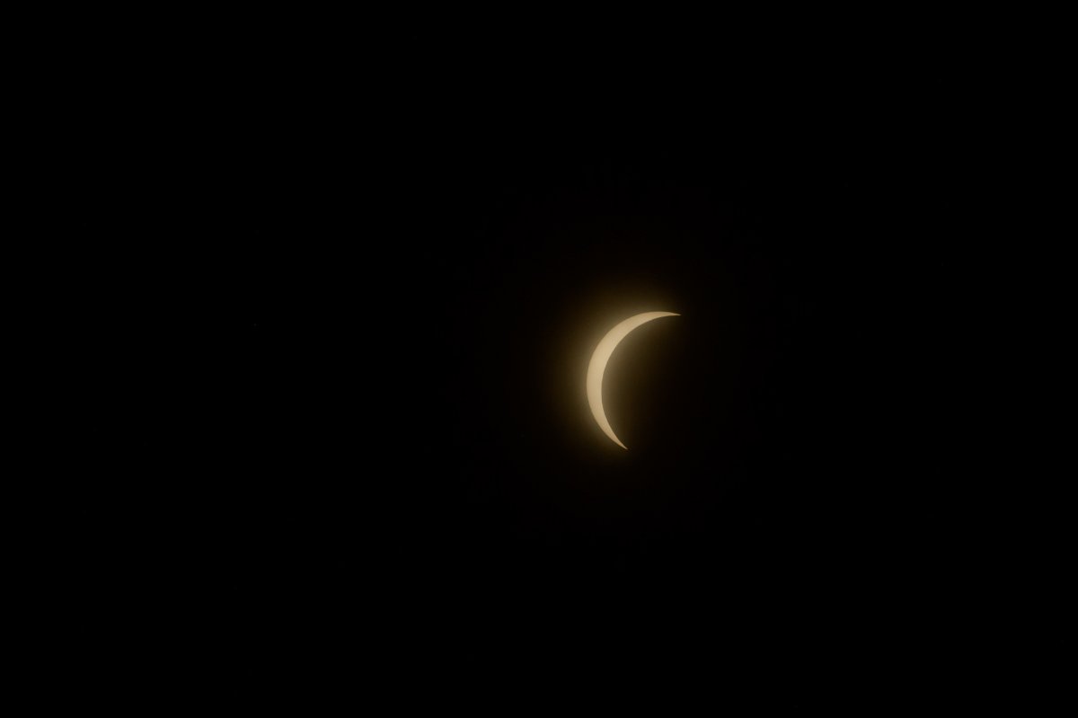 Sunsational views and memories! 🌘 Hundreds of members of our campus community gathered yesterday afternoon on the Main Quad to see the more than 90% solar eclipse. See the full gallery of photos: trincoll.link/2024SolarEclip… #TogetherWeTrin 💙💛