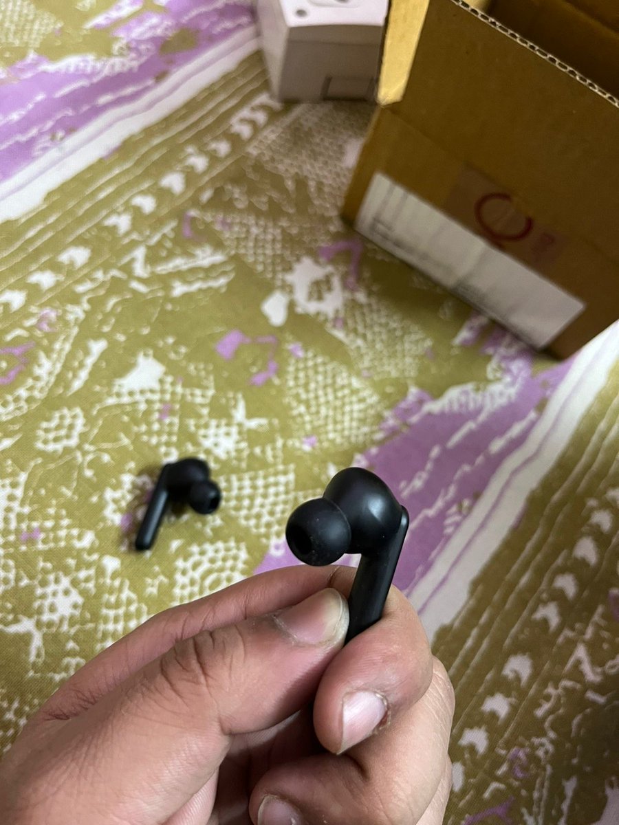 garv_vij11's tweet photo. My Boat AirPods 170 were just exchanged under warranty, but I was supplied with a used item with stains and missing parts. I'm disappointed that the box's upper portion is also missing. I need your assistance with fixing this ASAP, @RockWithboAt ! Ticket number: 44931687! https://t.co/dqOFHqkPAH