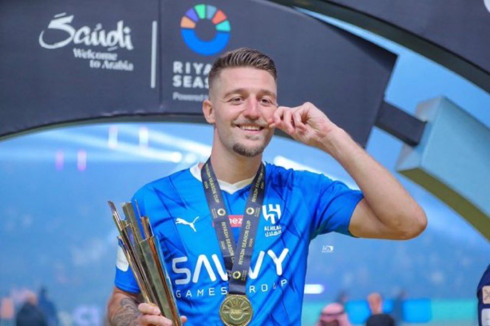 x__S3o's tweet photo. مازلت غير قادر على فهم كيف أخرج الهلال هذا الرجل من داخل ضواحي روما القديمة، كيف عبر بها مطار ليوناردو دافنشي دون أن تستشعر أجهزة الجمارك أنه يخبيء في داخله كل هذا السحر ..   بدا كما لو أن الهلال ترك اللوحة في متحف لاتسيو تحت حراسة مشددة دون أن ينتبه أحد أنه سرق الفنان بأكمله https://t.co/b8xNxBIut1