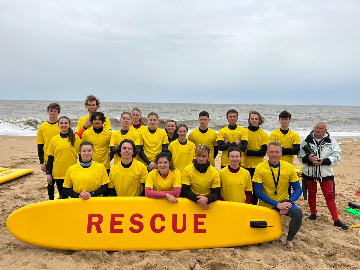 🛟 𝐈𝐥𝐬 𝐬𝐨𝐧𝐭 𝐩𝐫𝐞̂𝐭𝐬 ! Ce week-end, les nageurs sauveteurs, qui veilleront sur vous cet été sur les plages de Pornichet, étaient en stage de préparation, notamment pour se former aux secours à l'aide de paddles, aussi appelés Rescue Board #pornichet #çasenslété