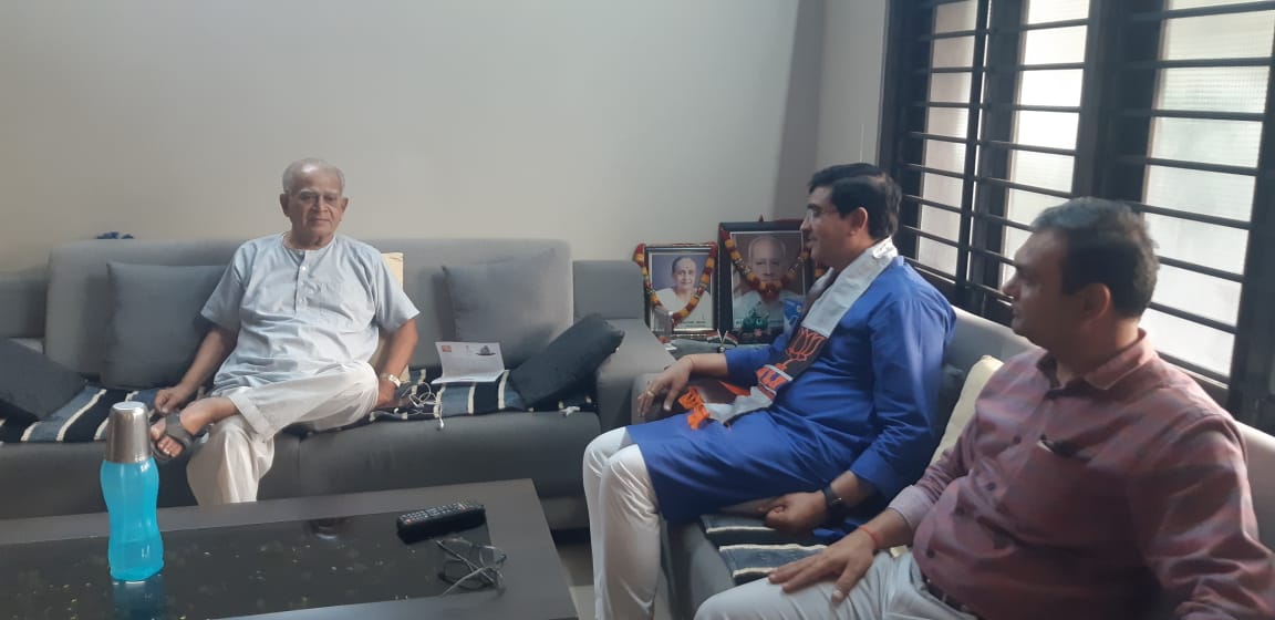 bharatpandyabjp's tweet photo. રાજયસભાના પૂર્વ સભ્ય અને સુરત મહાનગર ભાજપના પૂર્વ પ્રમુખશ્રી પ્રવિણભાઈ નાયકના નિવાસ સ્થાને જઈને તેમની મુલાકાત લીધી. 

તેમણે પાર્ટી પ્રત્યેની નિષ્ઠાના અનેક જૂના સંસ્મરણો અને પ્રસંગો યાદ કર્યાં

શ્રી પ્રવિણભાઈ નાયકને ઉત્તમ સ્વાસ્થ્ય સાથેના દિર્ધાયુ જીવનની શુભેચ્છા પાઠવી હતી. https://t.co/eUjtu6Z7XK