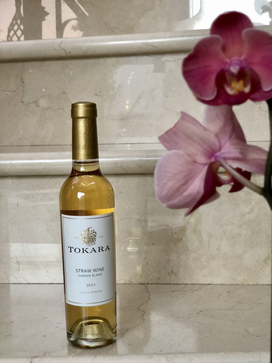 TsepangMolisana's tweet image. Tokara celebrates 25 golden years with a luxurious straw wine made from Chenin Blanc grapes

Winemaker @wine_stuart adds his Midas touch with a sweet wine that moves mountains. @TokaraWine Straw Wine 2023 is made from a @CheninBlancSA parcel on the @StellWineRoute estate

#Tokara