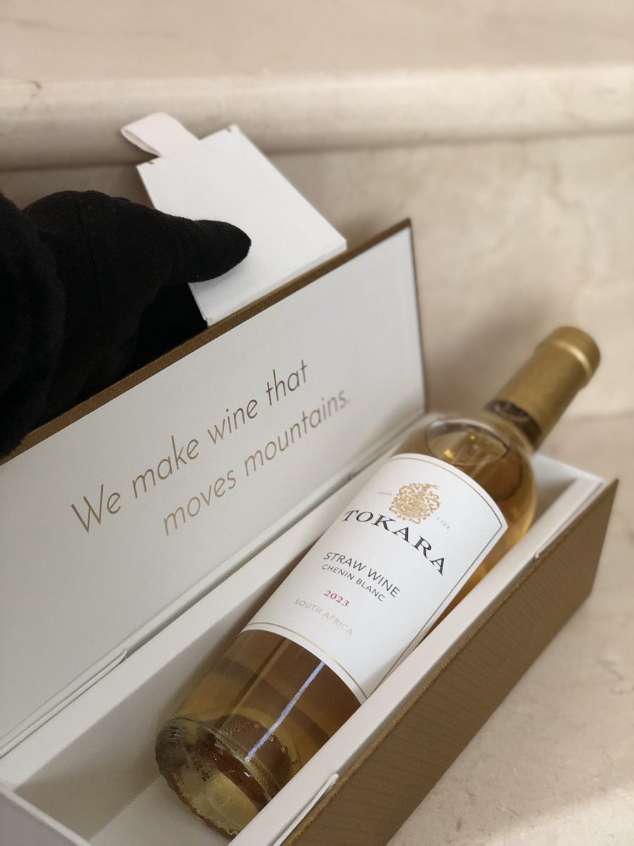TsepangMolisana's tweet image. Tokara celebrates 25 golden years with a luxurious straw wine made from Chenin Blanc grapes

Winemaker @wine_stuart adds his Midas touch with a sweet wine that moves mountains. @TokaraWine Straw Wine 2023 is made from a @CheninBlancSA parcel on the @StellWineRoute estate

#Tokara