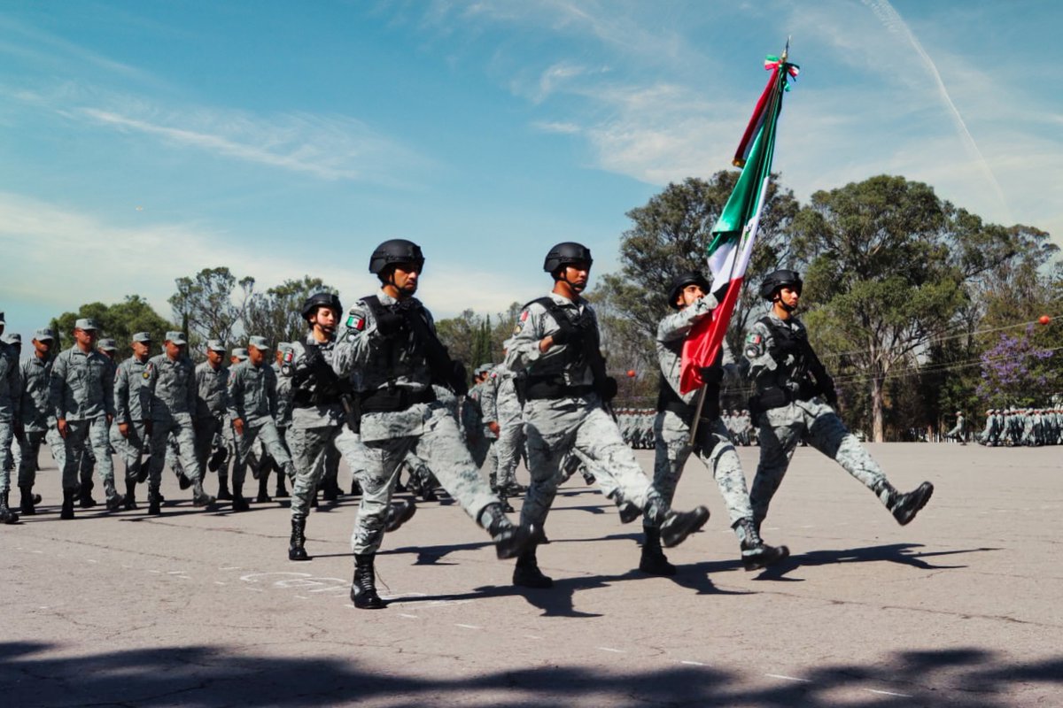 Con honor y gallardía servimos a México.