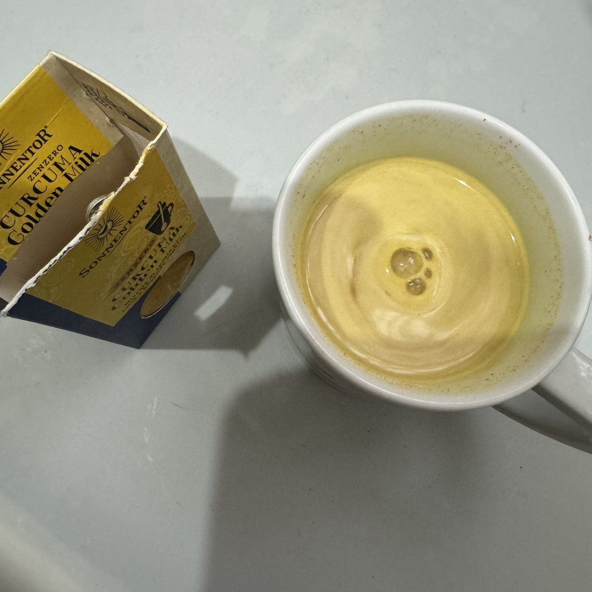 gemmagaetani's tweet image. In #Occidente impazziamo (impazziscono, per me ha senso solo sul #Riso, #oro e #zafferano di #Gualtiero #Marchesi) per l’oro alimentare, in #Oriente (#India) l’oro è solo metafora cromatica per il #goldenmilk fatto con un mix di #curcuma e #pepenero, in questa versione di