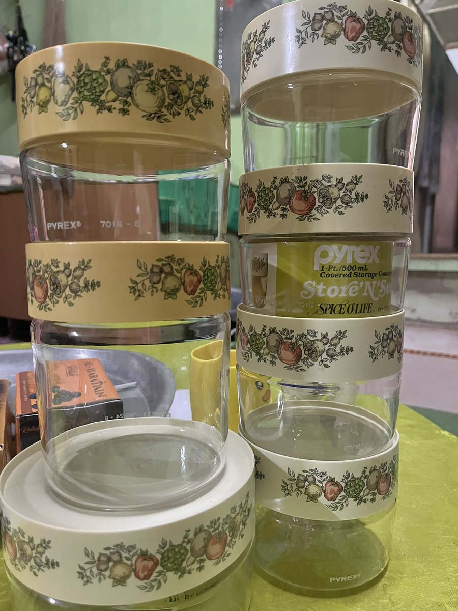 Mkin kuning tutup dia mkin lagend la balang kuih ni. 🤣 

Antara pusaka arwah mak yng kami tkkan tukar lain . Wajib keluar masa raya.