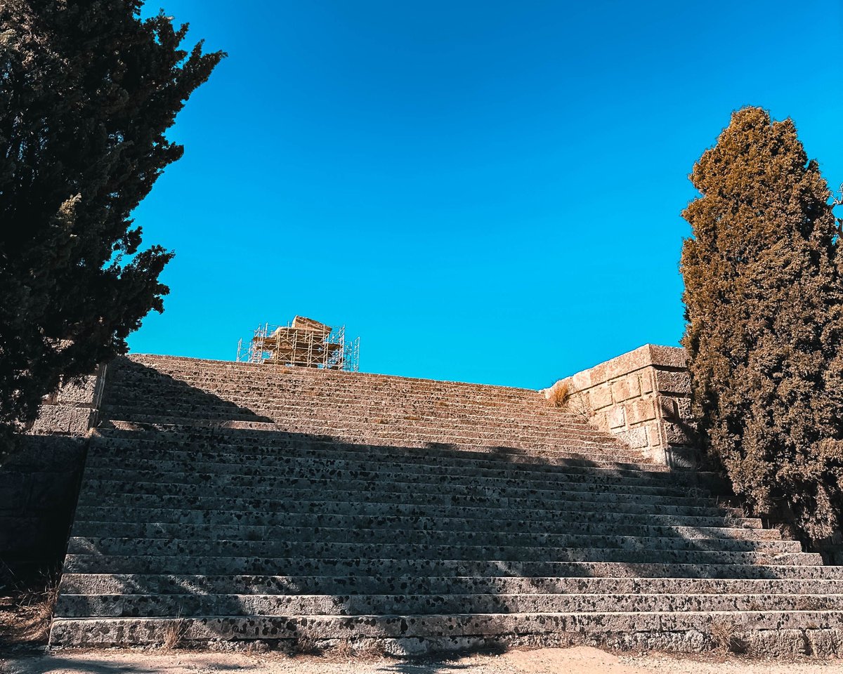 📸 Perched majestically atop Rhodes Island, the Acropolis beckons with the echoes of ancient Greece. Its weathered ruins, a testament to the enduring legacy of a civilization lost in time. #photography #travelphotography #acropolis #greece #rhodes