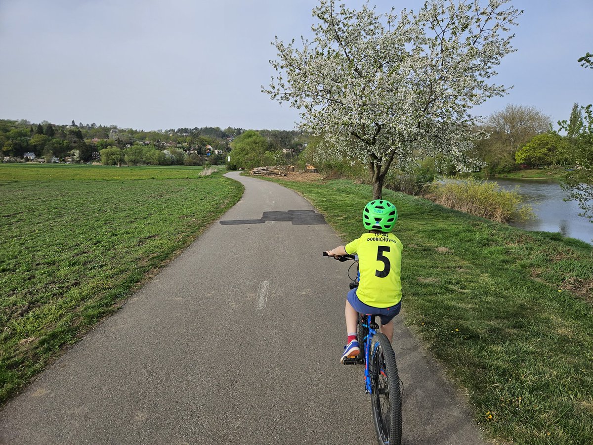 fabiancz's tweet photo. @JirkaCh Zdravíme od Berounky 🚴‍♂️😃 https://t.co/3NyoD1hgd3