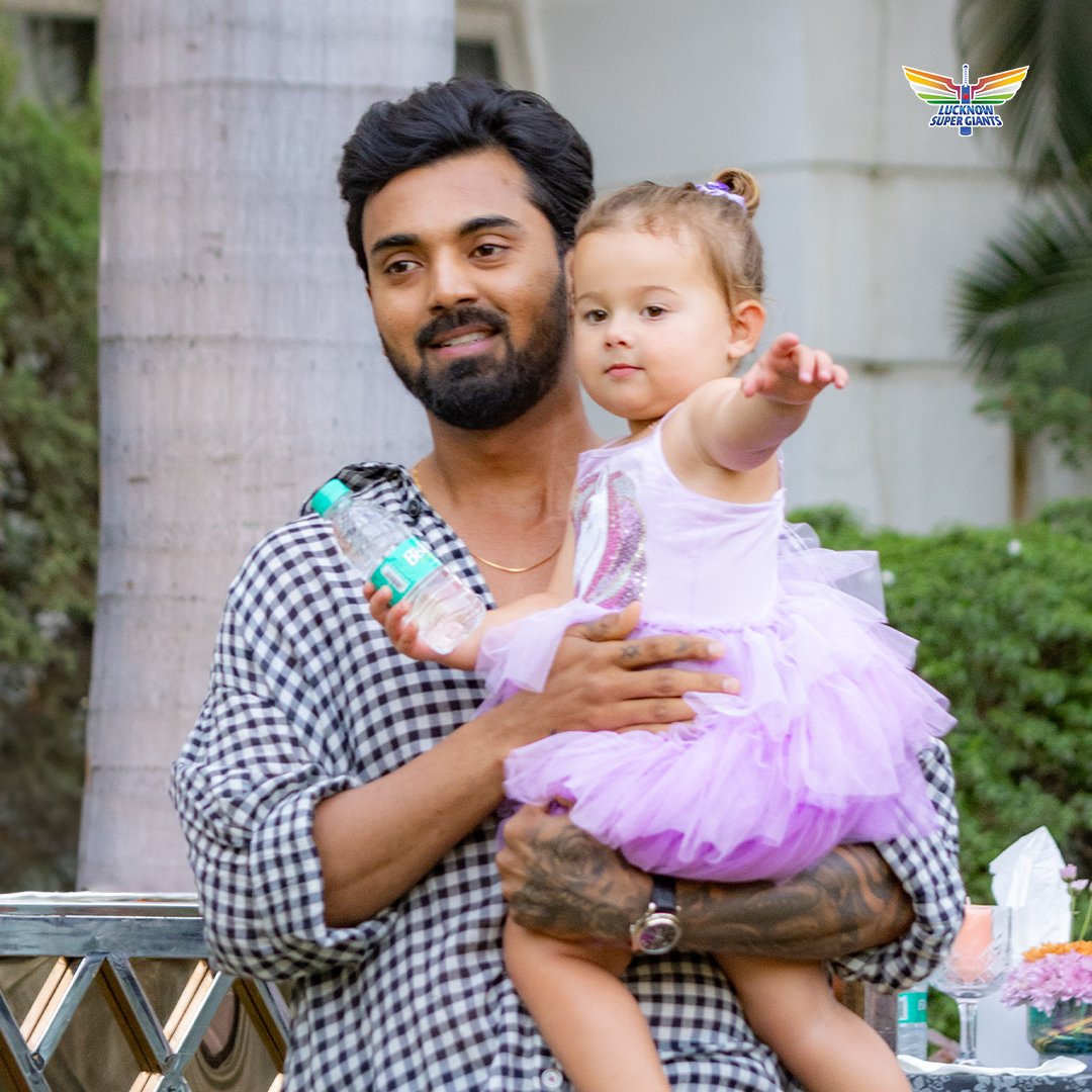 KL Rahul with Quinton De Kock's daughter.

- A cute picture! 🥰❤️❣️