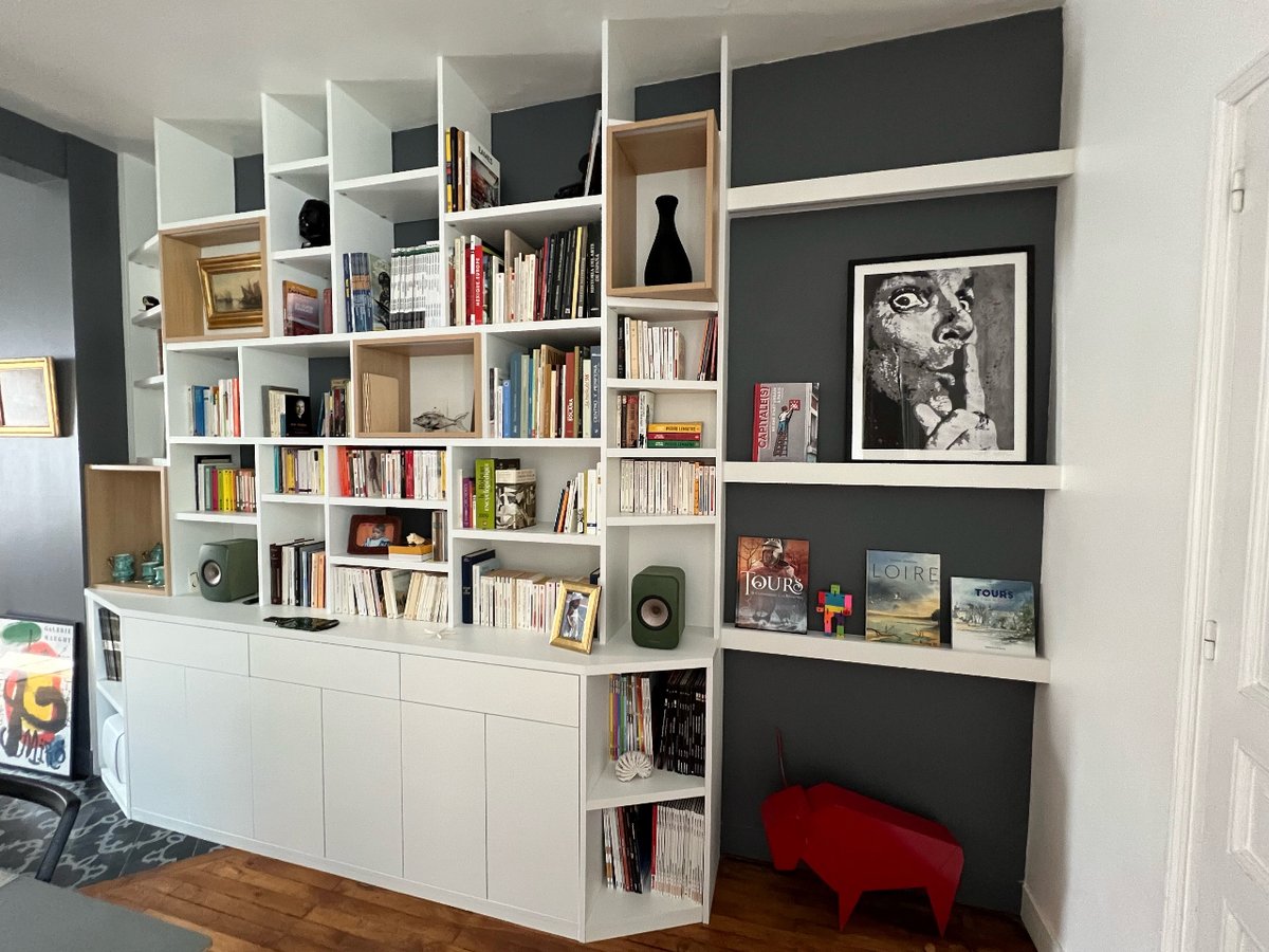 archeatours's tweet photo. Pour un ancien client, nous avons créé cette bibliothèque avec des pans coupés latéraux pour faciliter la circulation dans la pièce. Elle est équipée d'éclairage à LED, de tiroirs, de portes battantes, tout à mécanisme pousse-lâche.
#surmesure #amenagementinterieur https://t.co/cYULevFUmK