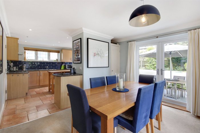 JacksonStopsTW's tweet photo. A beautifully presented detached #familyhouse set back from the road within walking distance of schools. Set well back behind double gates and is very conveniently situated betwixt the centres of #Southborough and #TunbridgeWells. #kentproperty
https://t.co/MoQBpvLcd1 https://t.co/ULdmKGzqYx