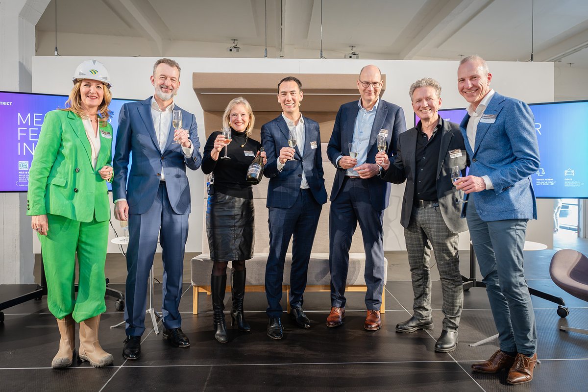 Spannende dag in het Rotterdam Makers District: start eerste nieuwbouw Ferro Offices in M4H! 🚀

Wethouder Chantal Zeegers (Klimaat, Bouwen en Wonen) doopte vandaag op ludieke wijze het vroegere Ferro kantoor en wenste het een behouden her-nieuwbouw. m4hrotterdam.nl/nieuws/herontw…