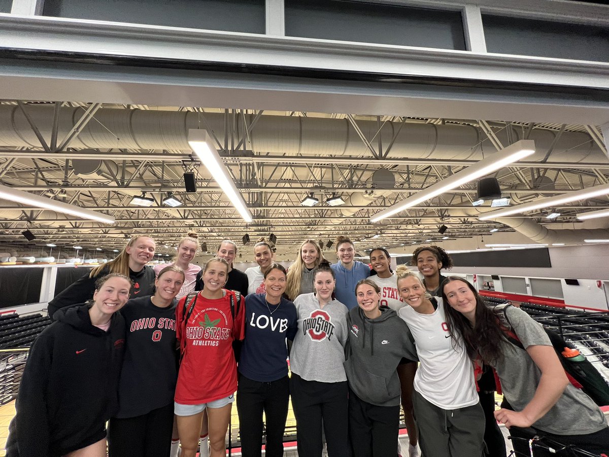 Had a special visitor at practice today! Shoutout to Courtney Thompson for stopping by and sharing all her knowledge 💪 @leagueonevb