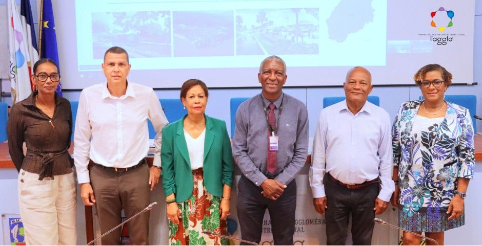 Une délégation d'Interco Outre-mer reçue par Serge SMOCK, le président de la CACL.

🧐Pour en savoir + : bit.ly/3xtKp5e