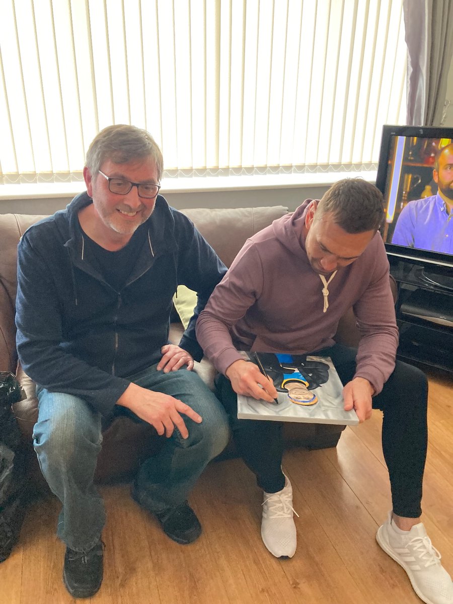 Rob has just had 2 fantastic visitors today - Kevin Sinfield CBE, and the wonderful Brent Sheldon (@armleyartist). Kevin has signed a wonderful artwork of himself for the forthcoming Auction at the Burrow Strictly Ball on the 20th of April 🙏 All for MND funds 👍
