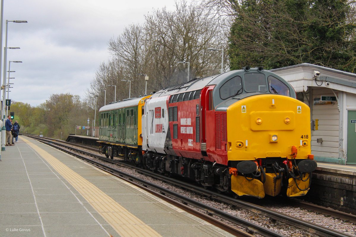 Lukegovus35028's tweet photo. Loram Rail 37418 "An Comunn Gaidgealach" and 975025 "Caroline" (formerly S60755 part of Hastings DEMU 1036) at Wivelsfield and Hampden Park working 2Z02 London Victoria to Tonbridge.

@HastingsDiesels https://t.co/cb5h4at423
