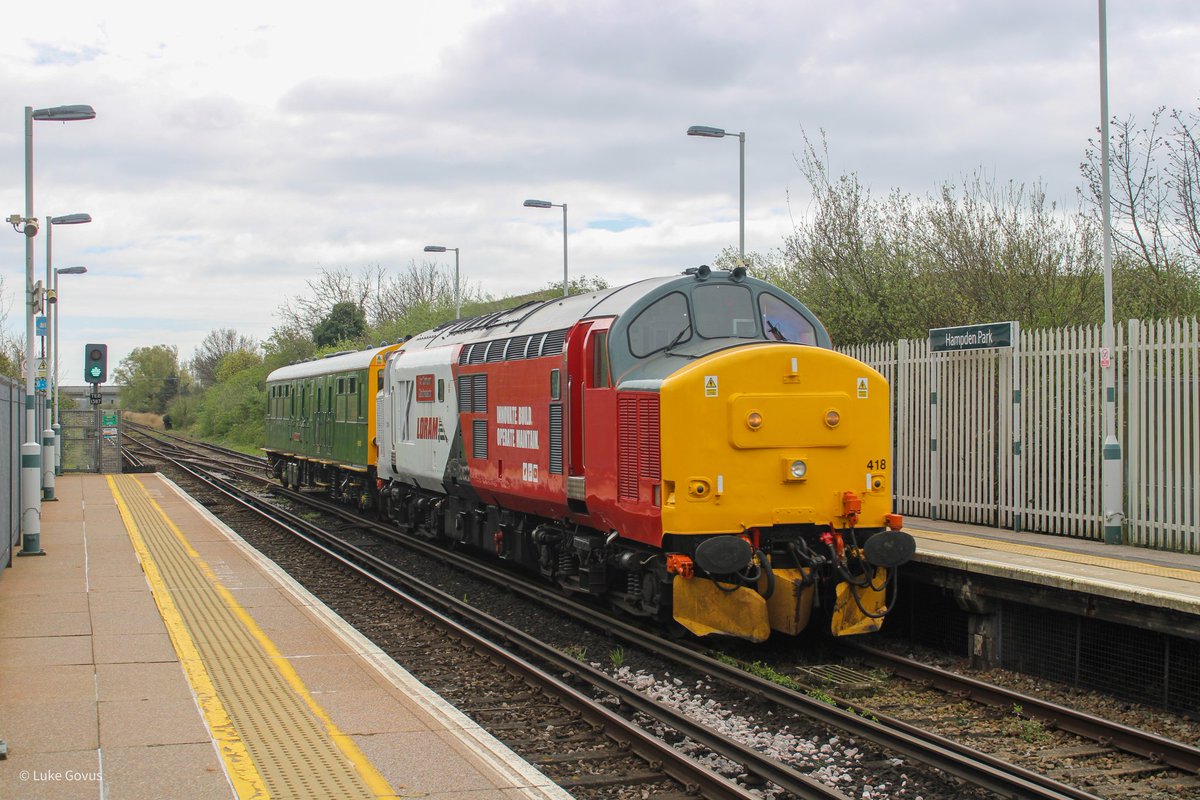 Lukegovus35028's tweet photo. Loram Rail 37418 "An Comunn Gaidgealach" and 975025 "Caroline" (formerly S60755 part of Hastings DEMU 1036) at Wivelsfield and Hampden Park working 2Z02 London Victoria to Tonbridge.

@HastingsDiesels https://t.co/cb5h4at423