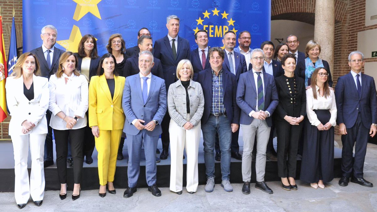 Hoy en la Comisión ejecutiva de la FEMP nos hemos reunido con el Ministro de Política Territorial. 

Exigimos la convocatoria urgente de la Comisión Nacional de Administración Local. El
Gobierno de España no puede vivir de espaldas a los ayuntamientos.