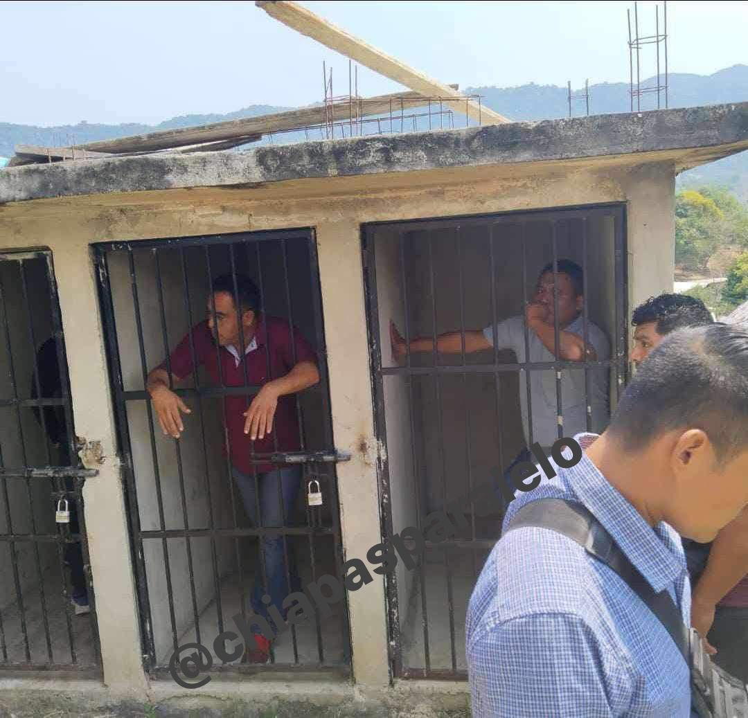 Así tienen encerrado al alcalde interino de #OCOSINGO, Chiapas, Alonso Pérez Sánchez y dos de sus colaboradores, en la comunidad de Taniperlas, donde fue capturado por incumplimiento de obra pública y otros compromisos con las comunidades indígenas tseltales. 
Le reclaman que el