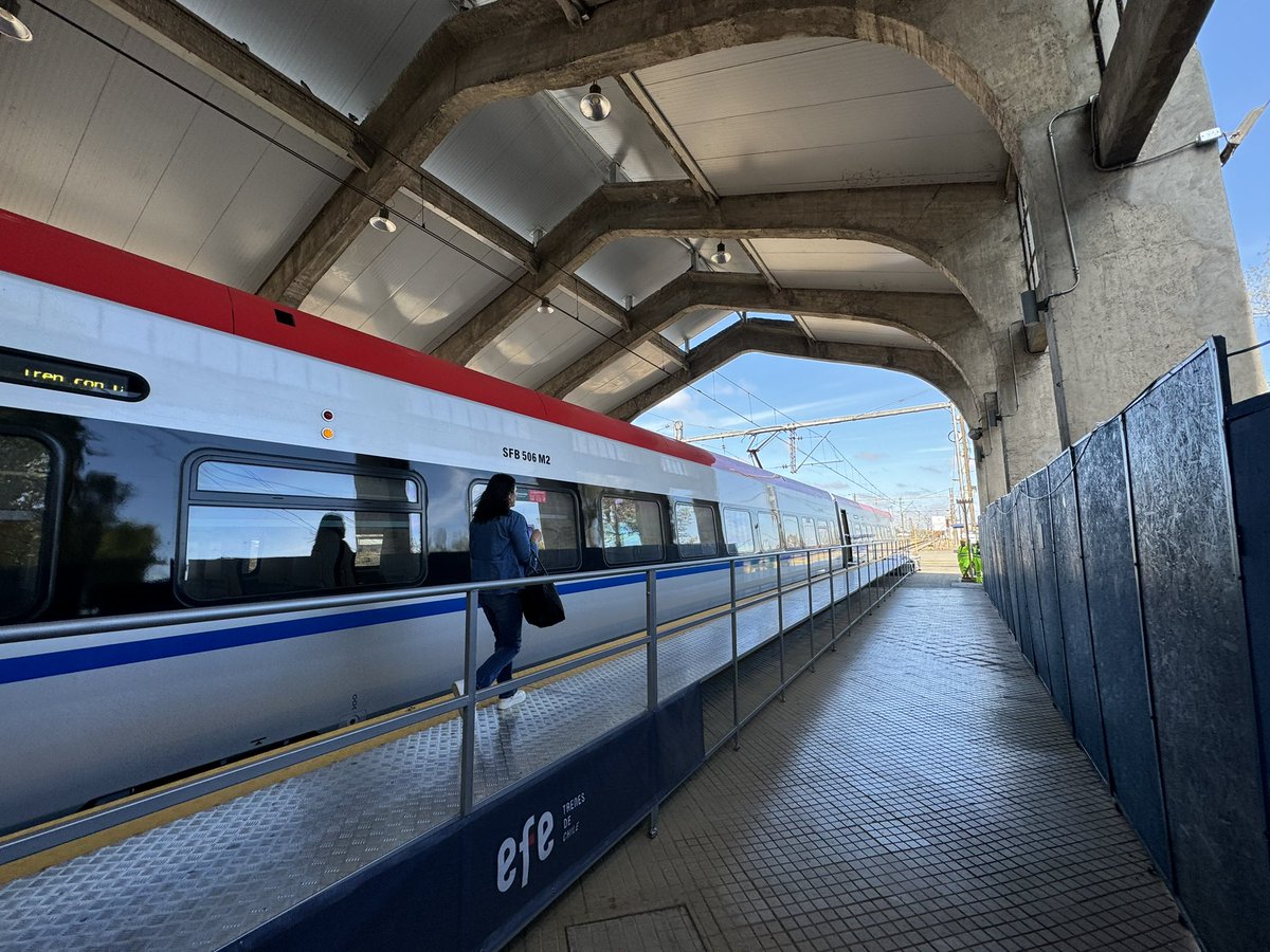 SirChandlerBlog's tweet photo. Nuevo tren 🚆 en Chile 🇨🇱 que alcanza los 160km hora (así es el más rápido de Sudamérica). Grabando video entre Talca y Santiago https://t.co/x50RwDLYqE