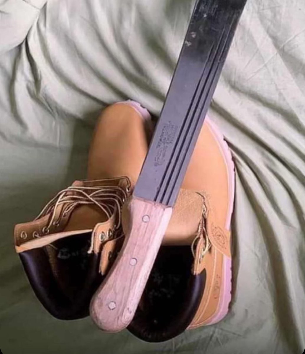 Datahubd's tweet image. When doughnut wan blow na milk e carry along 
E reach Timberland tym e carry cutlass🤷‍♂️