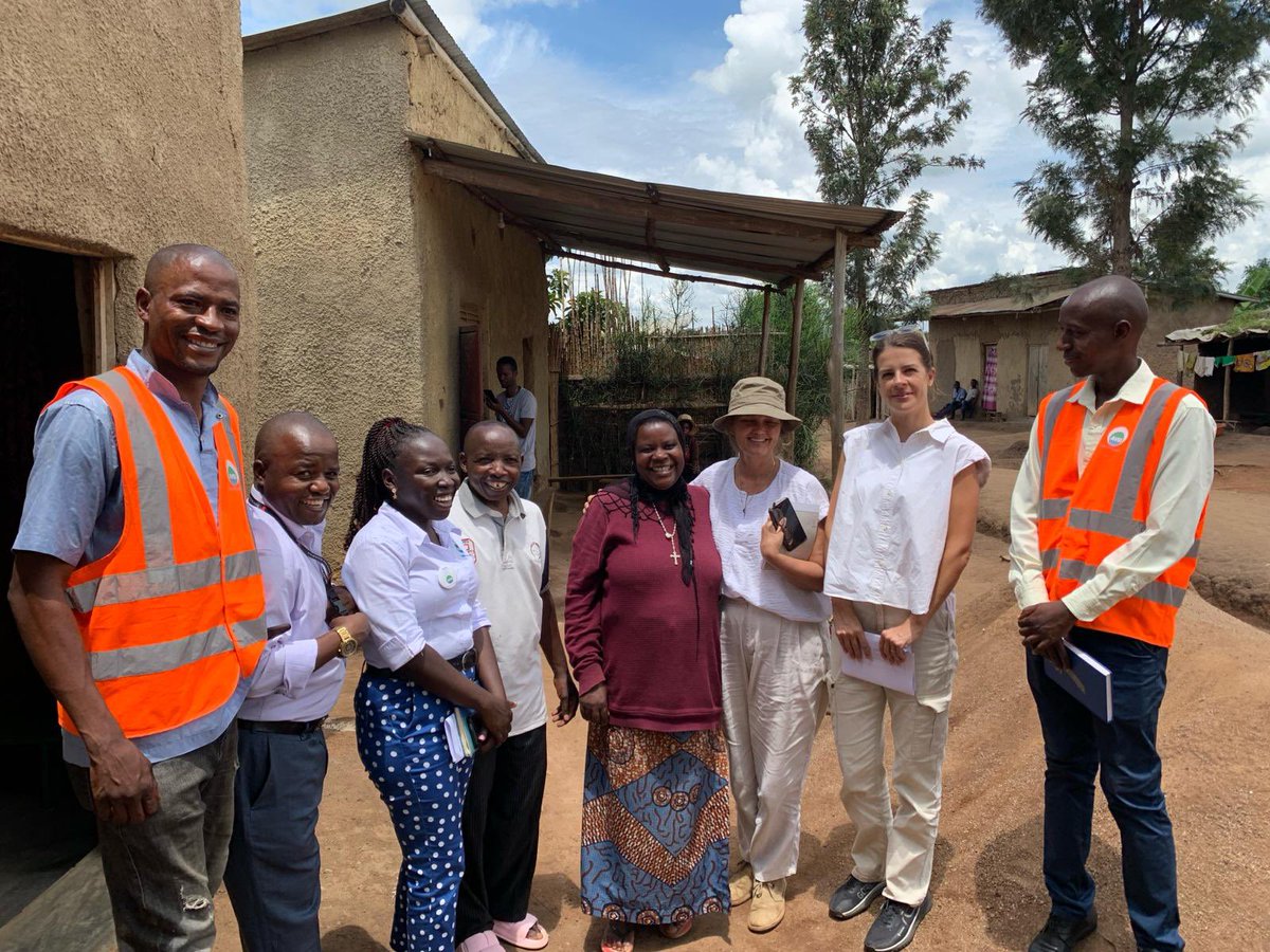 Visiting Kyegegwa & Kyaka II refugee settlement to explore opportunities for building resilience of refugees and host communities💡 

New project in the making supporting #ClimateAdaptation #Environment & #GenderEquality 🤝 

#URRI - Uganda Refugee Resilience Initiative