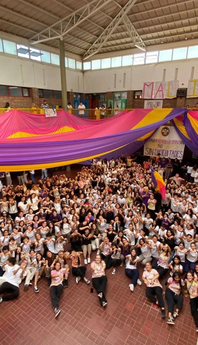 Luchiiguzmann's tweet photo. el colegio volvió a tener vida, gracias Malibú 💗💛💜 https://t.co/zUd1fQT50A