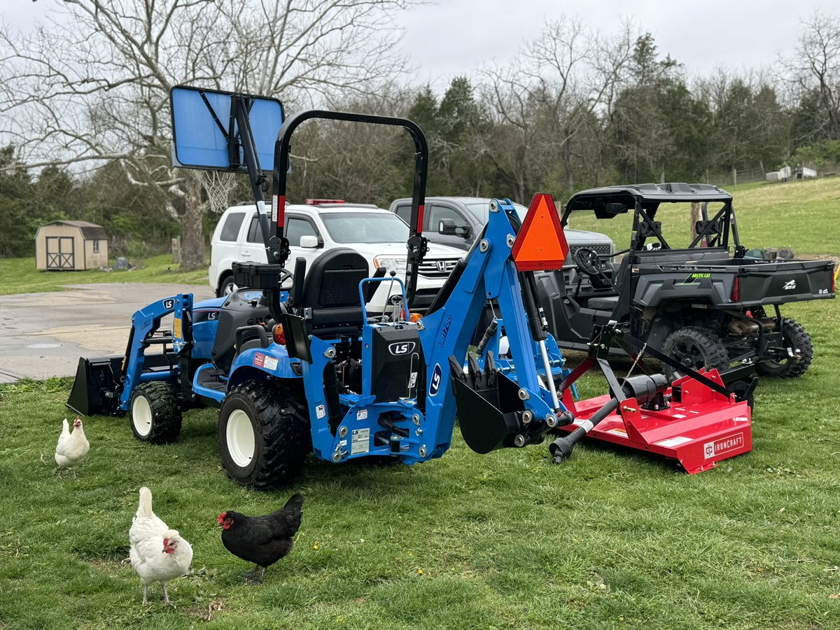 DrRooftopKY's tweet photo. I am no longer a human tractor. Finally I can start getting things done more efficiently around here.
#ThreeArrowsFarm
#CharleesOrchard https://t.co/prGqZRAYG5