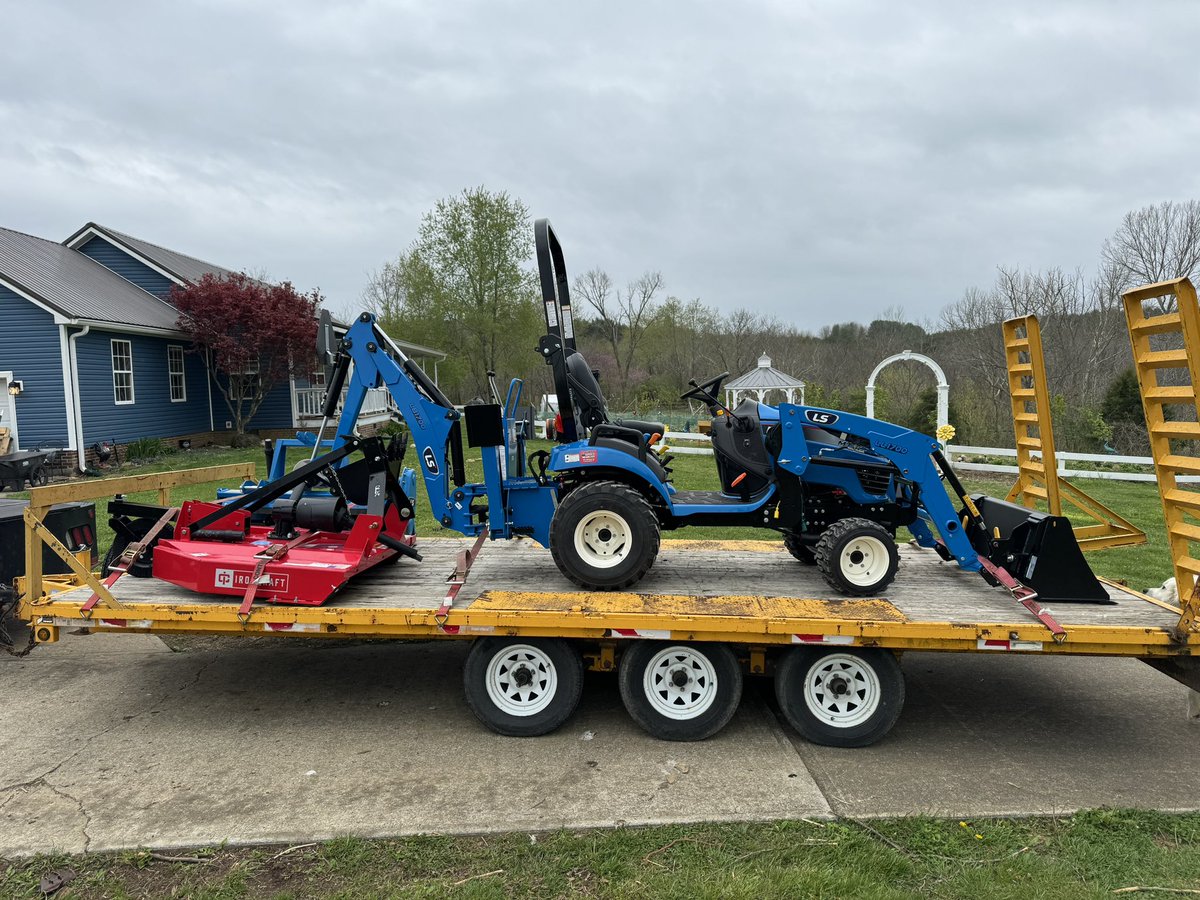 DrRooftopKY's tweet photo. I am no longer a human tractor. Finally I can start getting things done more efficiently around here.
#ThreeArrowsFarm
#CharleesOrchard https://t.co/prGqZRAYG5