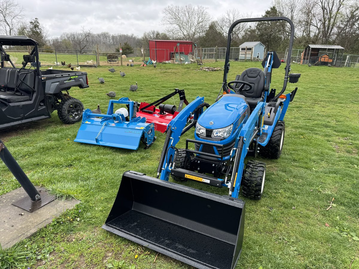 DrRooftopKY's tweet photo. I am no longer a human tractor. Finally I can start getting things done more efficiently around here.
#ThreeArrowsFarm
#CharleesOrchard https://t.co/prGqZRAYG5