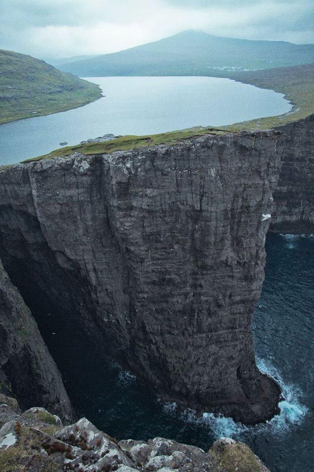 📸 Norveç ve İzlanda arasındaki Faroe Adası'nda bulunan Sorvagsvatn Gölü. Okyanustan sadece 30 m yukarıda.