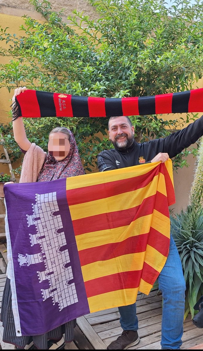 Estima (el) Mallorca.
Aquest dissabte, cap mallorquinista sense senyera.
Vine amb la teva!!!💜💛❤️
#Orgullillenc