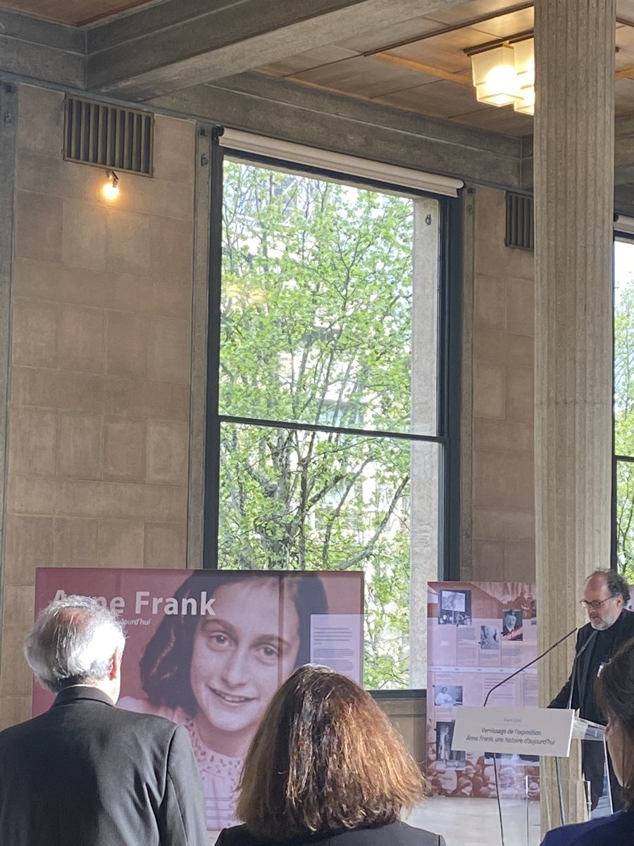 Maison d’Anne Franck, ligue de l’enseignement & @lecese inaugurent 1 expo rappelant les insidieuses mécaniques qui ont conduit il y a 80 ans en🇪🇺 à l’abolition de la démocratie & des droits humains par l’extrême droite ➡️se former par/avec les jeunes aux dangers des extrémismes👇🏻