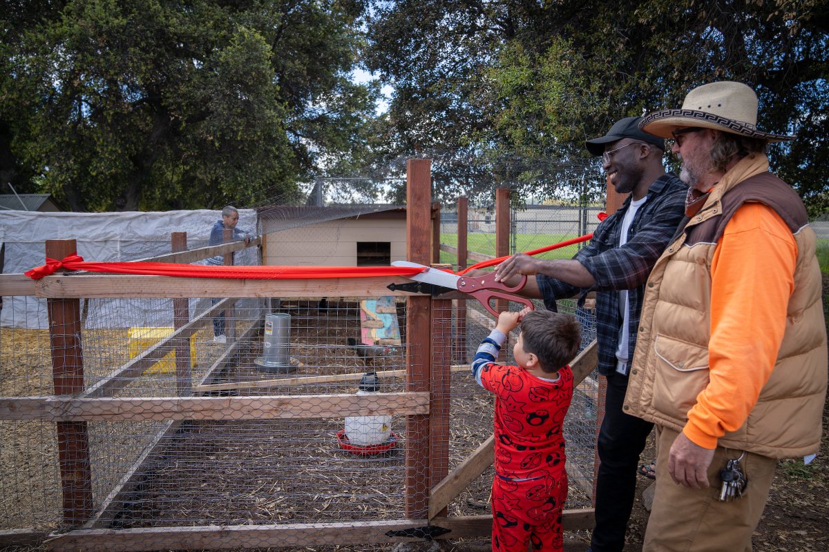 Every fall, our dedicated MSN-E students at the College of Graduate Nursing embark on their community health rotation, making a positive impact at Lopez Elementary School. This year, they're bringing educational programs to life at Lopez Urban Farm. news.westernu.edu/westernu-colle…