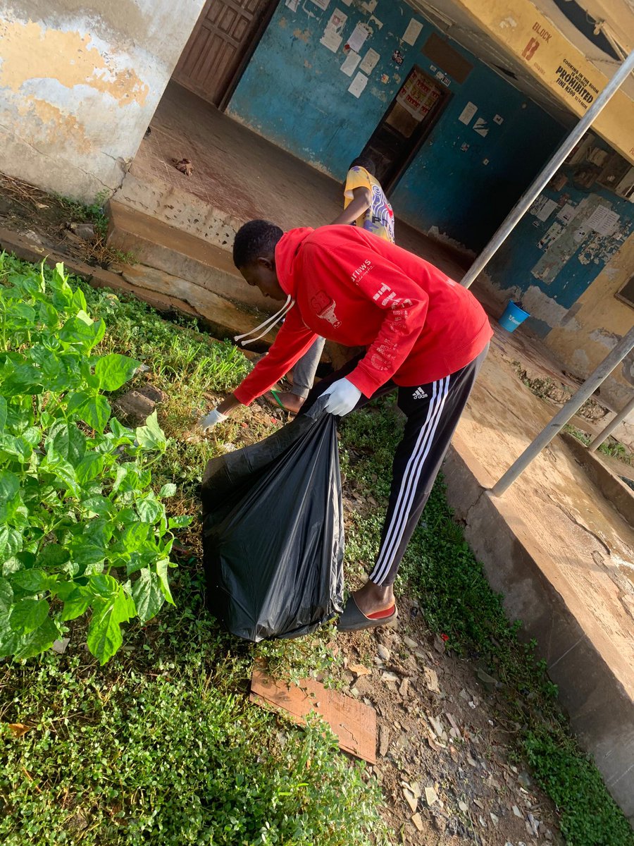 At the university campus .. the cleaning team got labeled has the “smelly ones”😆with time I and the team managed to educate and add a few more disciples to team . 4 pictures a million words 😀, thank you @cleanify_vet we are happy to show the world .