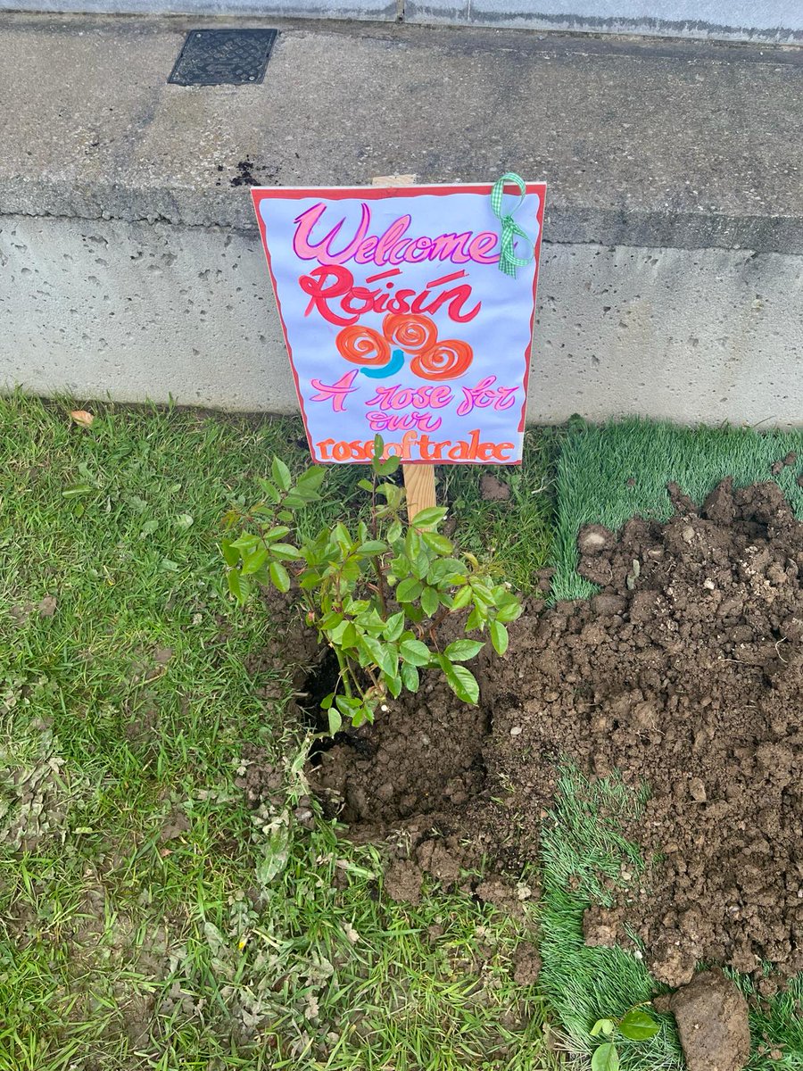 The Rose of Tralee, Roisín Wiley arrived to us bright and early this morning for a special viisit. She was greeted to Up the Baelbec our  Kilmallock GAA song on her entrance to our hall in honour of her great Kilmallock Heritage. Best wishes for her year ahead.🌹