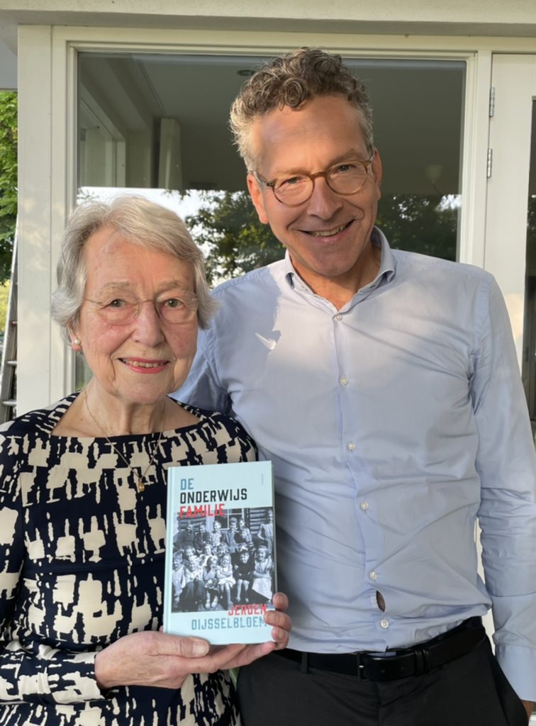 Zojuist het eerste exemplaar van mijn nieuwe boek aan mijn moeder aangeboden. DeOnderwijsfamilie