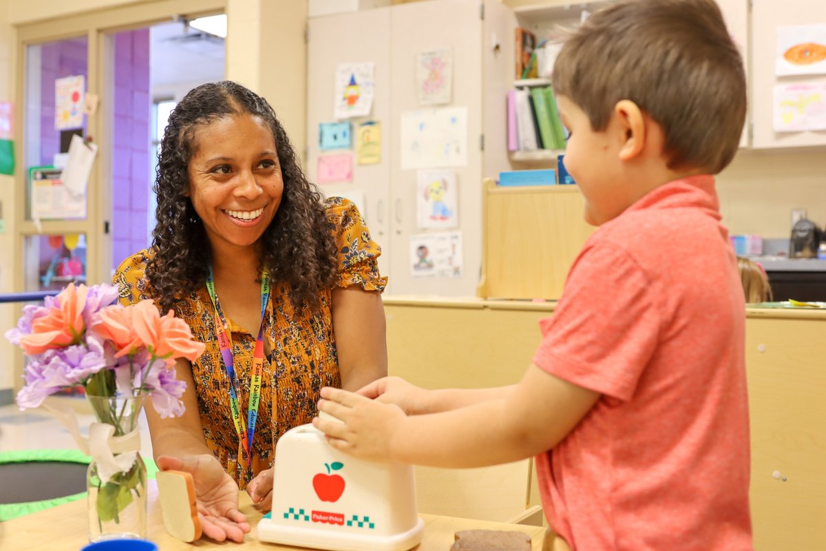 🏅TEACHER OF THE YEAR FINALIST: Congrats to @Nieman512's Amber Pagan for being named the Region 3, elementary finalist for #Kansas Teacher of the Year! We're so lucky to have incredible educators like Amber. Thank you for your hard work and dedication! #OneShawneeMission