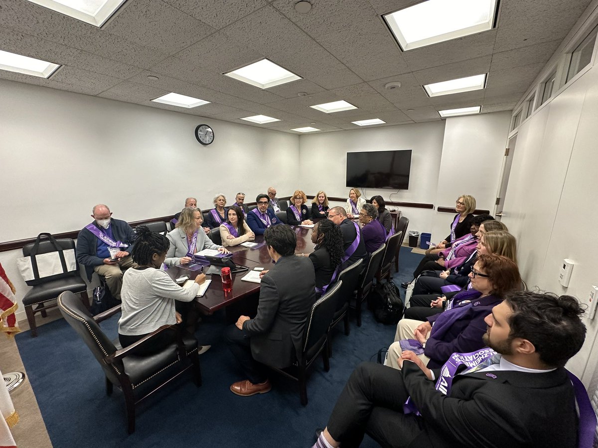 #AlzAdvocates from across CA are meeting today with @Senlaphonza office to talk about our legislative priorities to support research funding, early diagnosis, provider training, BOLD grants, etc. All looking for a pathway to #ENDALZ