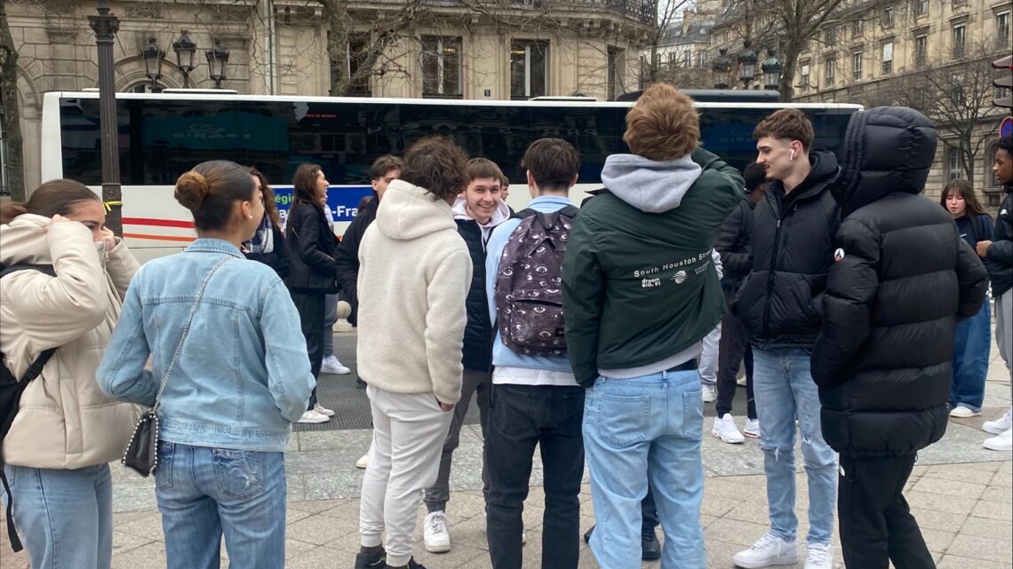 LyceeCharles's tweet photo. Les Terminales STMG Mercatique et les BTS MCO 1 du LPO Charles de Gaulle à Paris sur le terrain pour parfaire leur formation !
https://t.co/S3xfDPLFmi
@AcAmiens @hautsdefrance @campustihdf https://t.co/Jawk2Y4ClX