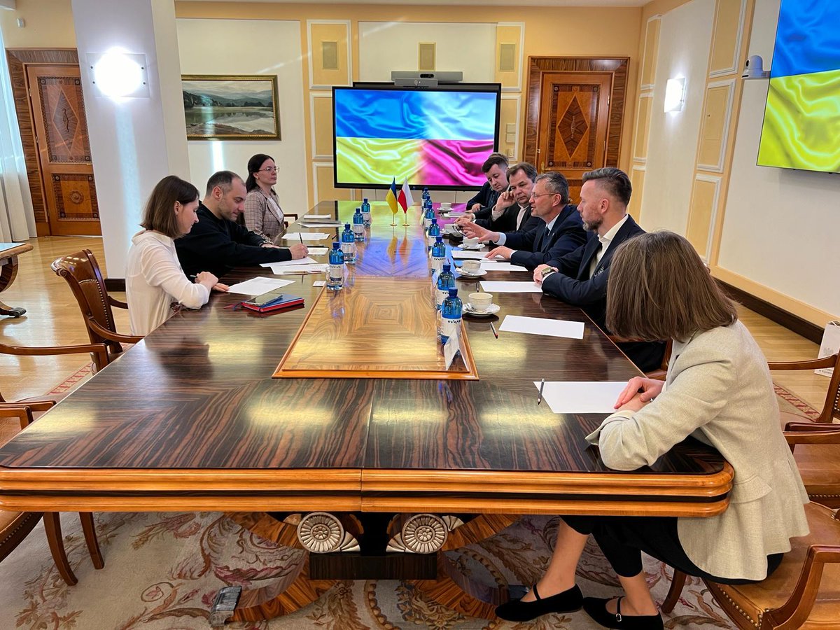 🖇️ Kolejny dzień spotkań naszej delegacji w #Kijow #Ukraina. 🇵🇱🤝🇺🇦 Dzisiaj Prezes @MikoszSebastian wraz z wiceministrem @MAPGOVPL @JBartminski rozmawiali m. in. z wicepremierem i ministrem rozwoju społeczności lokalnych i infrastruktury Ukrainy @OlKubrakov.